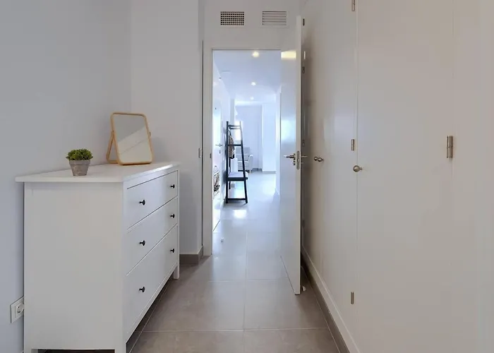 Two Minutes To The דירה