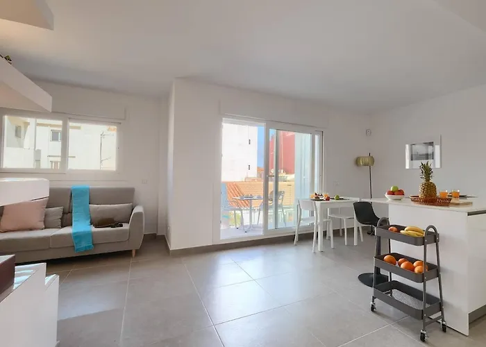 Two Minutes To The דירה