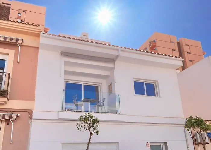 Two Minutes To The דירה *